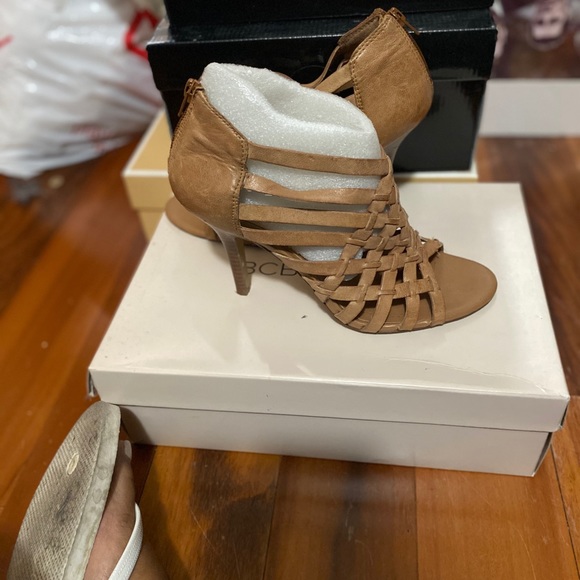 BCBG shoes 8 1/2 - Picture 3 of 3